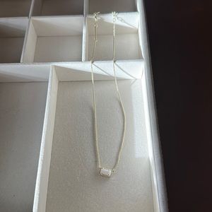 Pre-owned Kendra Scott necklace in white color